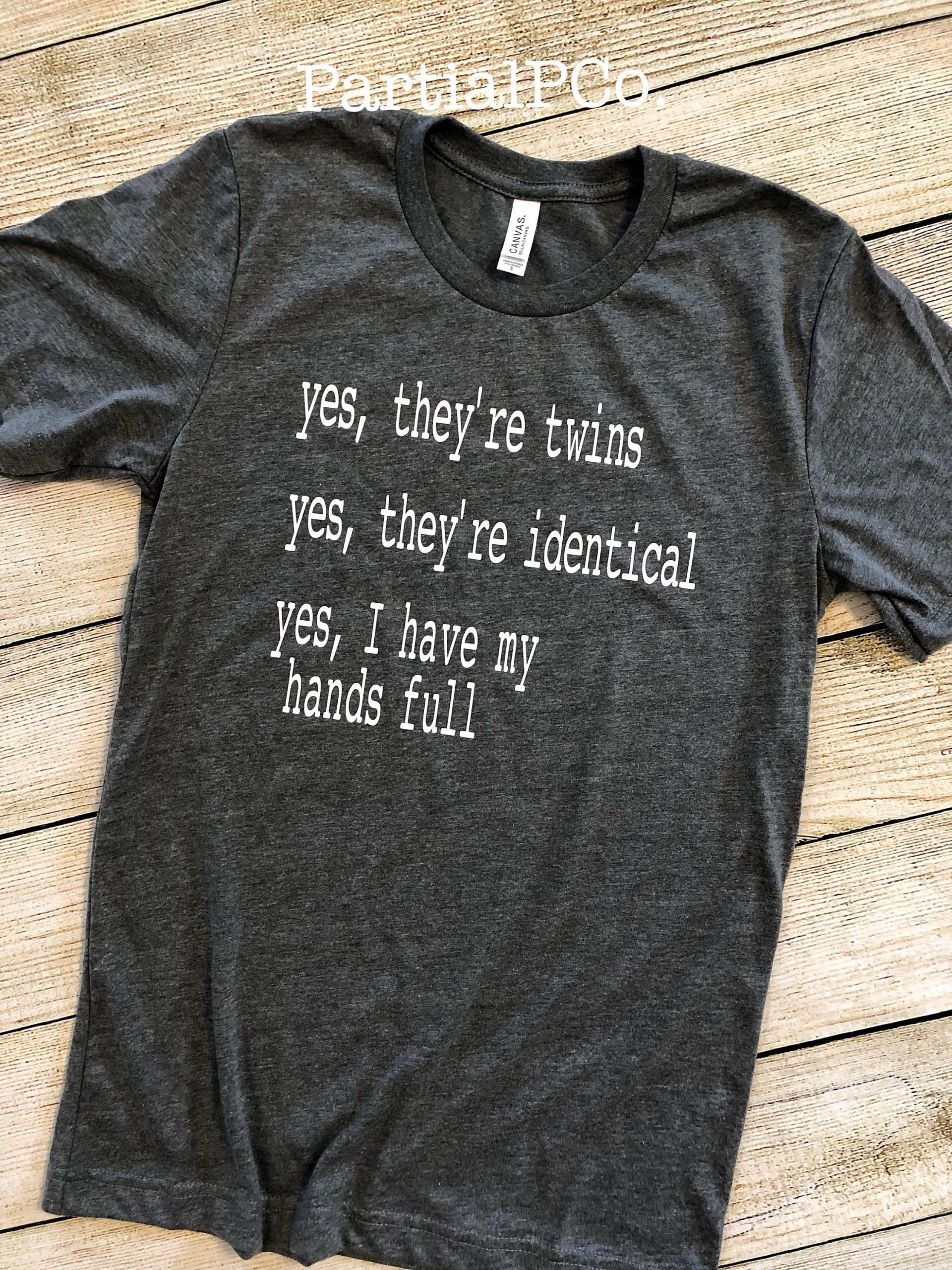 Eineiige Zwillinge Mutter T-Shirt, Weiße Schrift Bella Canvas T-Shirt von PartialPCo