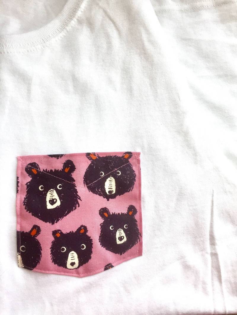 Damen T-Shirt Mit Tasche Rosa Bär von PartridgeGreenMakes