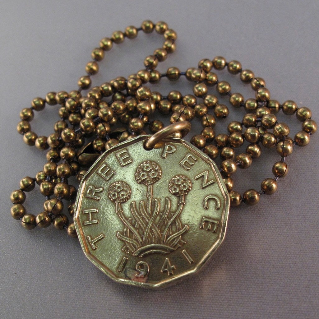 Blumen-Coin-Anhänger. England Coin Halskette Sparsamkeit Halskette. Schottland. Irland . Wales. Dreipfennige Messingmünze No.00674 von PartsForYou
