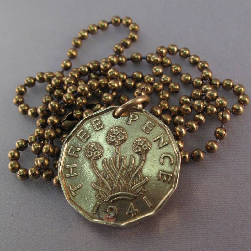 Blumen-Coin-Anhänger. England Coin Halskette Sparsamkeit Halskette. Schottland. Irland . Wales. Dreipfennige Messingmünze No.00674 von PartsForYou