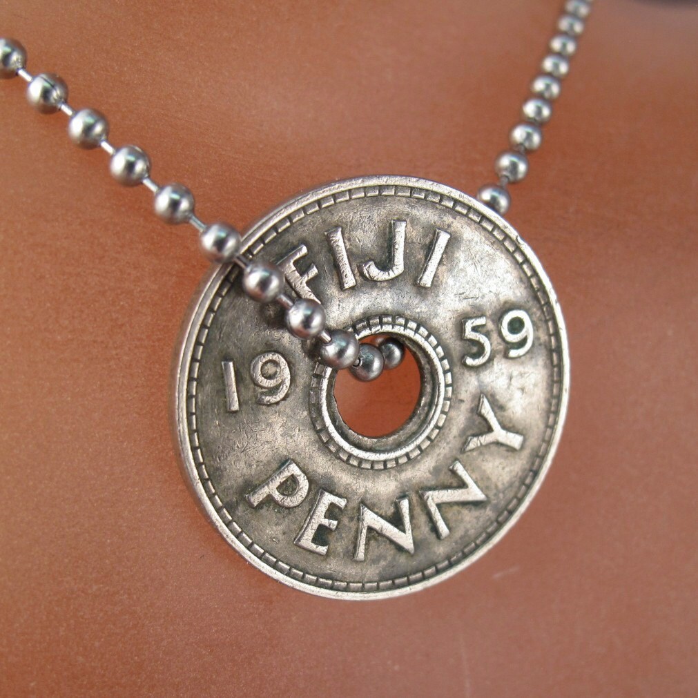 Fiji Halskette. Fidschi Münzen Schmuck. Ausgehöhlte Münze. Boho Halskette. Münzanhänger. 1959 Charme. Halskette Unikat Teileforyou No.001442 von PartsForYou