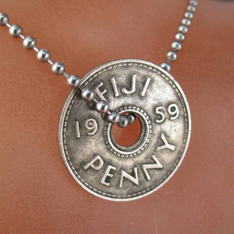 Fiji Halskette. Fidschi Münzen Schmuck. Ausgehöhlte Münze. Boho Halskette. Münzanhänger. 1959 Charme. Halskette Unikat Teileforyou No.001442 von PartsForYou