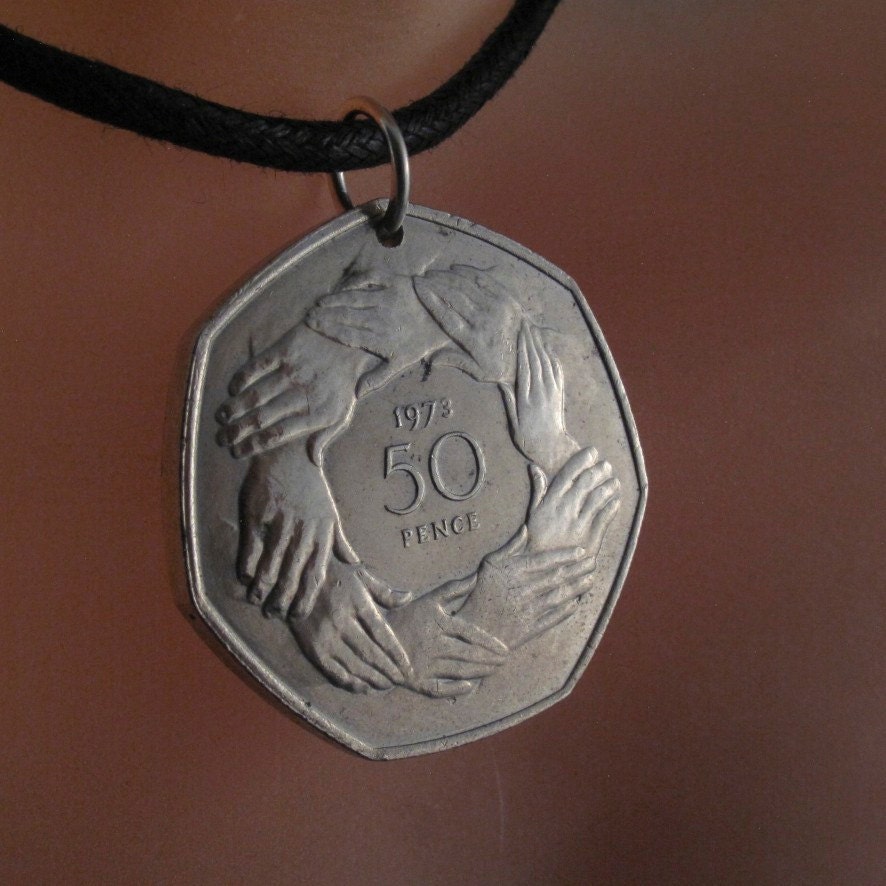 Helfende Hände Halskette. England Münze Halskette - Uk Freunde Anhänger Peace Schmuck Freundschaft 1973 No.00264 von PartsForYou