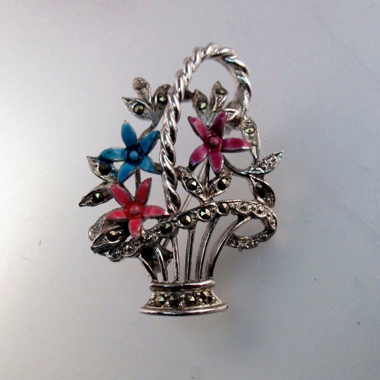 Markasit Emaille Blumenkorb Brosche. No.001335 von PartsForYou