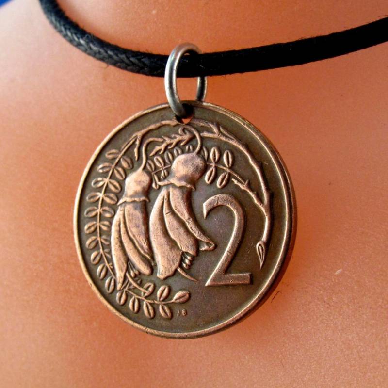 Neuseeland Halskette. Neuseeland-Charme. Blumenschmuck. Gärtner Geschenk. Münze .kowhai Blume No.001061 von PartsForYou