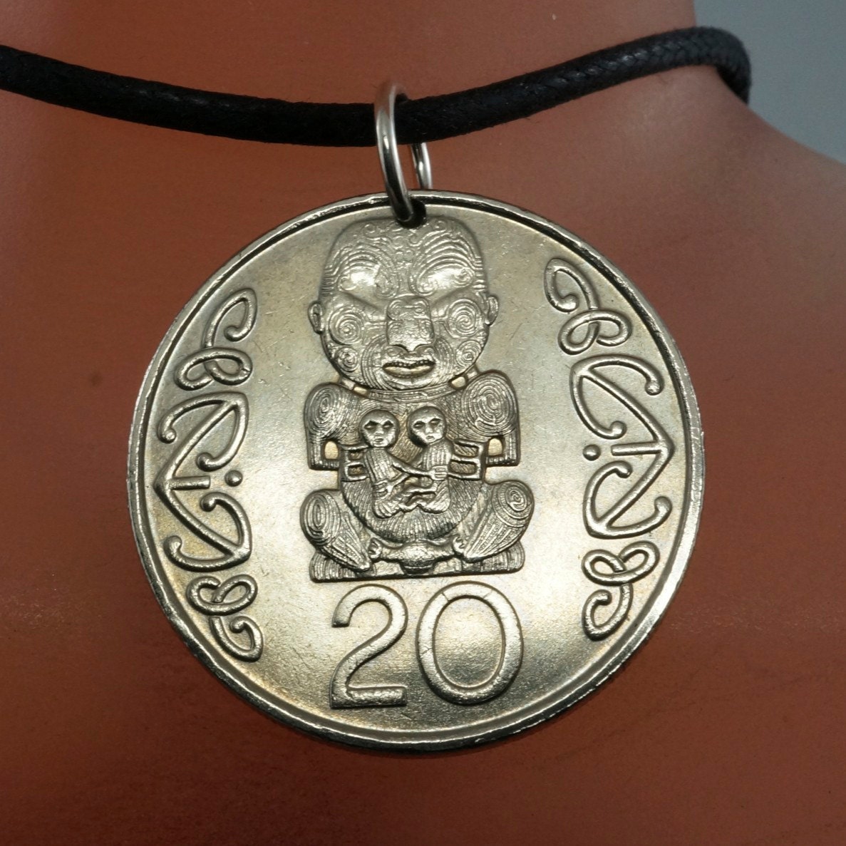 Neuseeland Kette - Maori Tiki Idol Münzanhänger Geburtsjahr Teilenfürsie. Cecile Stewart No.00883 von PartsForYou