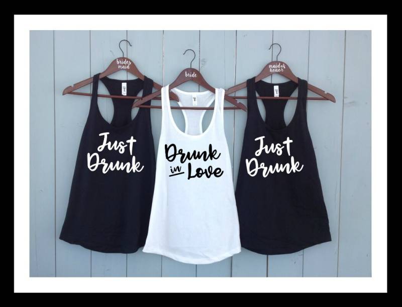 Custom Tank Top Hochzeit Shirt Drunk in Love Braut Trauzeugin Brautjungfer Tribe Stagette Shirts, Squad Party von PartyTopShop