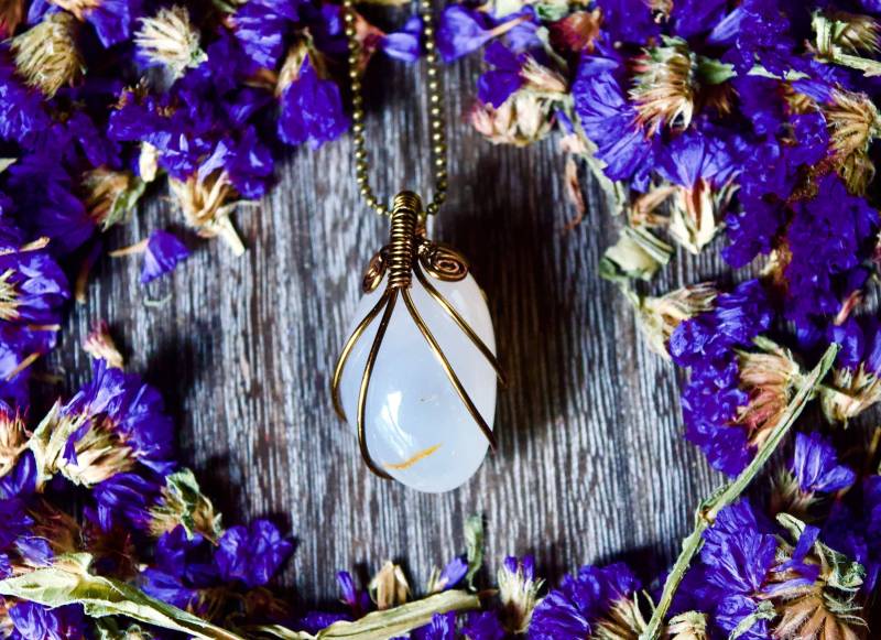 Weiße Chalcedon Kette | Wire Wrapped Chalcedony von Paruco