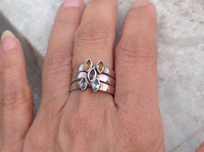 Sterling Stapel Ringe, Silber Stapelring, Blaue Topas Ring, Lila Amethyst Gelbe Citrin Ring von ParyaniJewelers