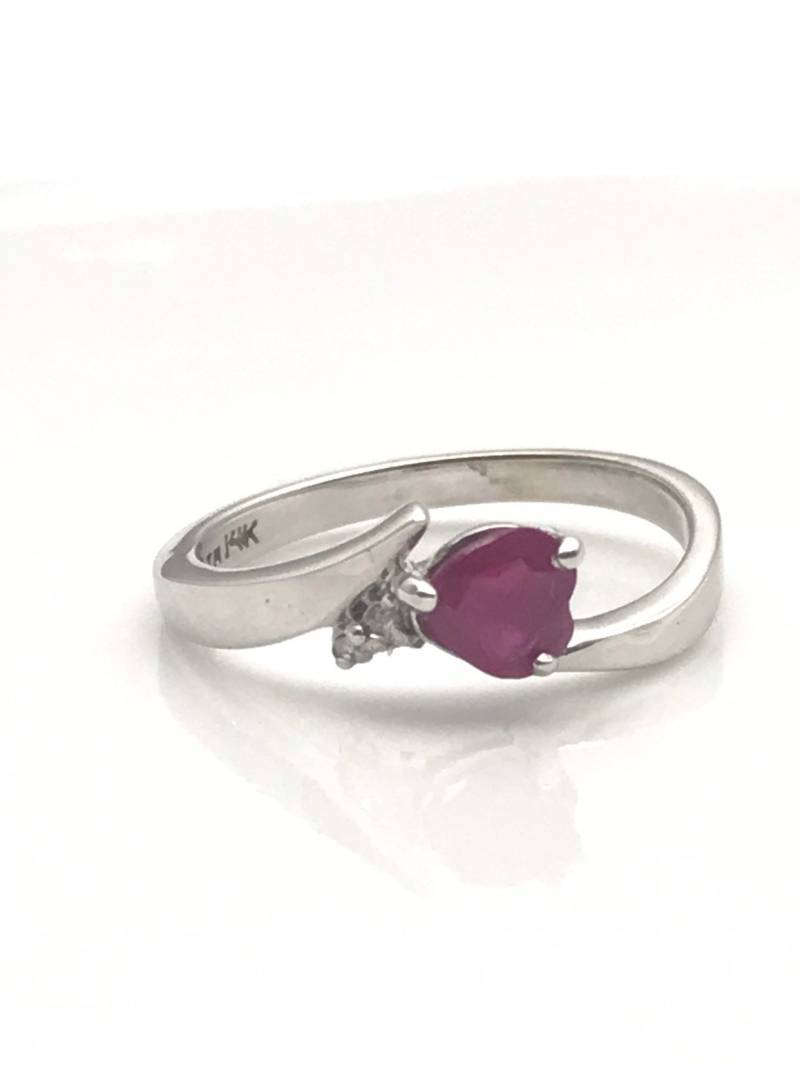 Zierliche Rubin Verlobungsring, Natürliche Herz Versprechen Ring, Juli Birthstone Geschenk Für Freundin von ParyaniJewelers