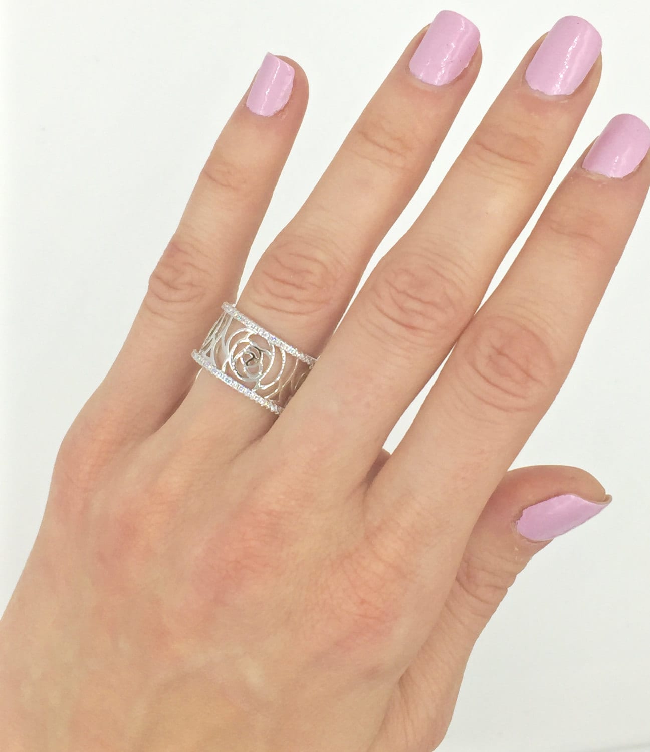 Blumen-Design Offene Rose Breite Eternity Band Sterling Silber Cz Ring Mit Micro Pave Akzenten Rundum Blumen-Design Offene Rose Breite Eternity Band Sterling Silber Cz Ring Mit Micro Pave Akzenten Rundum von Pascollato