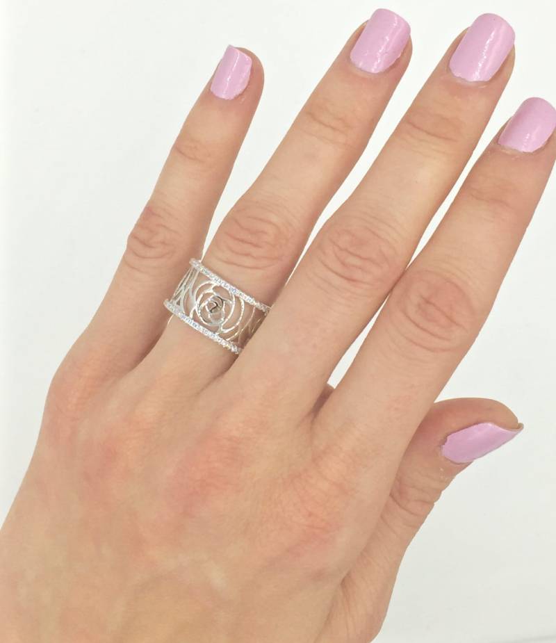 Blumen-Design Offene Rose Breite Eternity Band Sterling Silber Cz Ring Mit Micro Pave Akzenten Rundum Blumen-Design Offene Rose Breite Eternity Band Sterling Silber Cz Ring Mit Micro Pave Akzenten Rundum von Pascollato