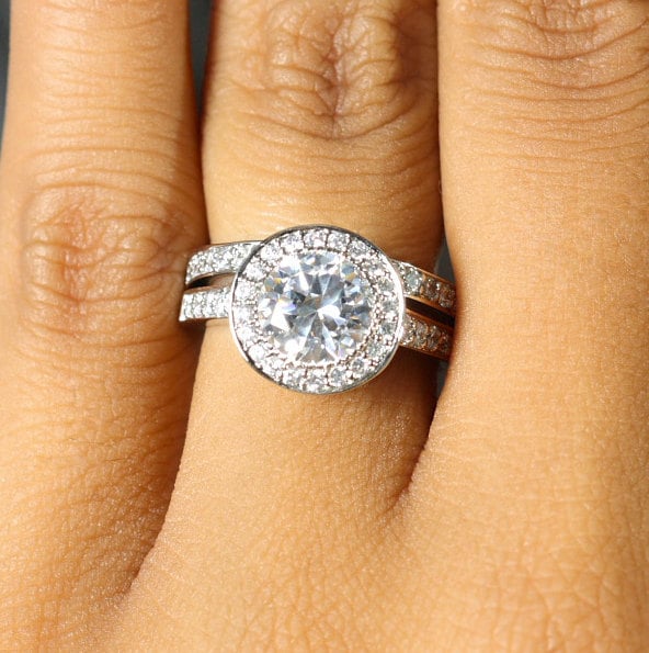 Halo-Set 1.5Ctw Rundschliff Sterling Silber Cz 2 Stück Passende Braut Hochzeit Ring Set Mit Micro Pave Akzente Halo-Set 1.5Ctw Rundschliff Sterling Silber Cz 2 Stück Passende Braut Hochzeit Ring Set Mit Micro Pave Akzente von Pascollato