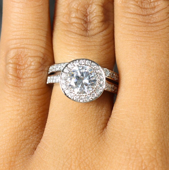 Halo-Set 1.5Ctw Rundschliff Sterling Silber Cz 2 Stück Passende Braut Hochzeit Ring Set Mit Micro Pave Akzente Halo-Set 1.5Ctw Rundschliff Sterling Silber Cz 2 Stück Passende Braut Hochzeit Ring Set Mit Micro Pave Akzente von Pascollato