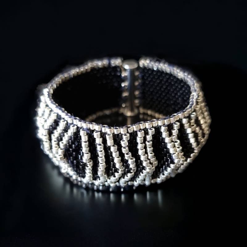 Manschetten Perlen Armband - Schwarzes Statement Breites Für Frauen Und Silbernes von PassionByMaya