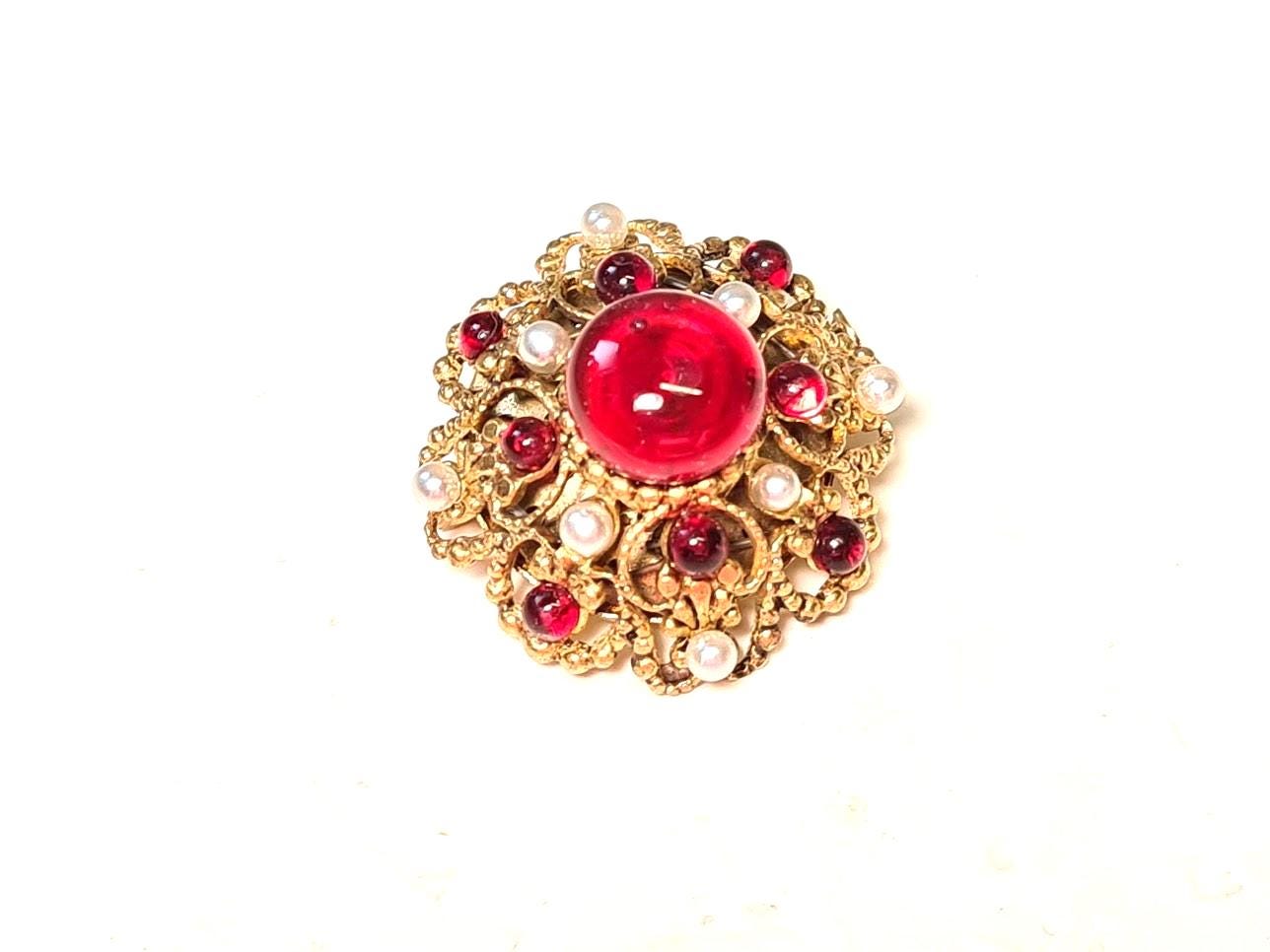 Vintage Goldfarbene Brosche Mit Rote Glasperlen Perlen Schmuck Modeschmuck Anstecker Vintage Goldfarbene Brosche Mit Rote Glasperlen Perlen Schmuck Modeschmuck Anstecker von PassionaShop