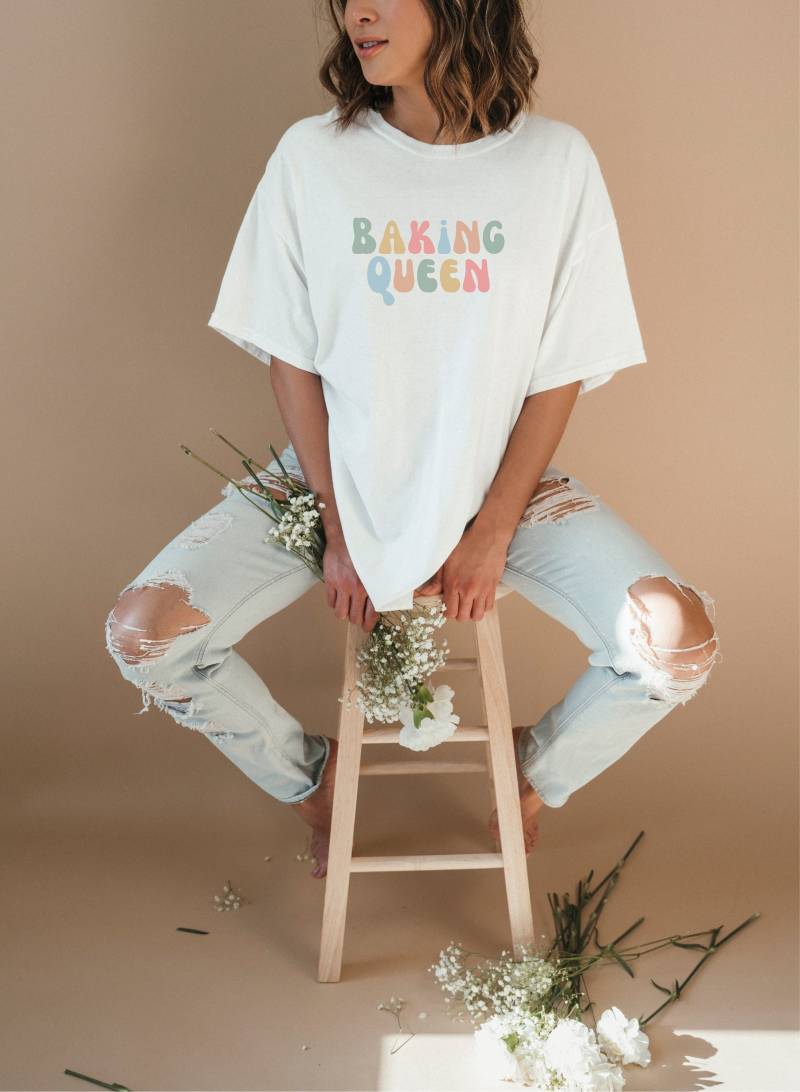 Baking Queen Shirt, T-Shirt With Cute Quote, Enthusiast Perfect For Lovers von PassportWanderers