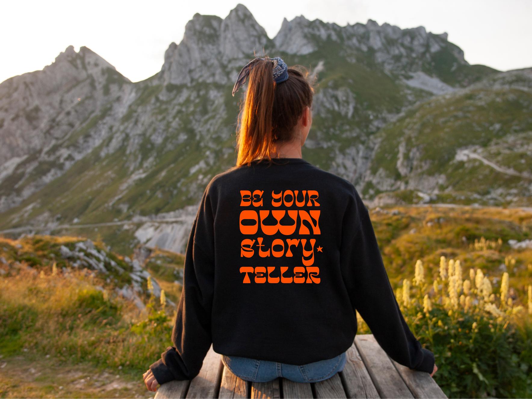 Be Your Own Storyteller, Reise Sweatshirt, Reiselust, Weltreise Shirt, Enthusiast, Unisex Travel Sweatshirt von PassportWanderers