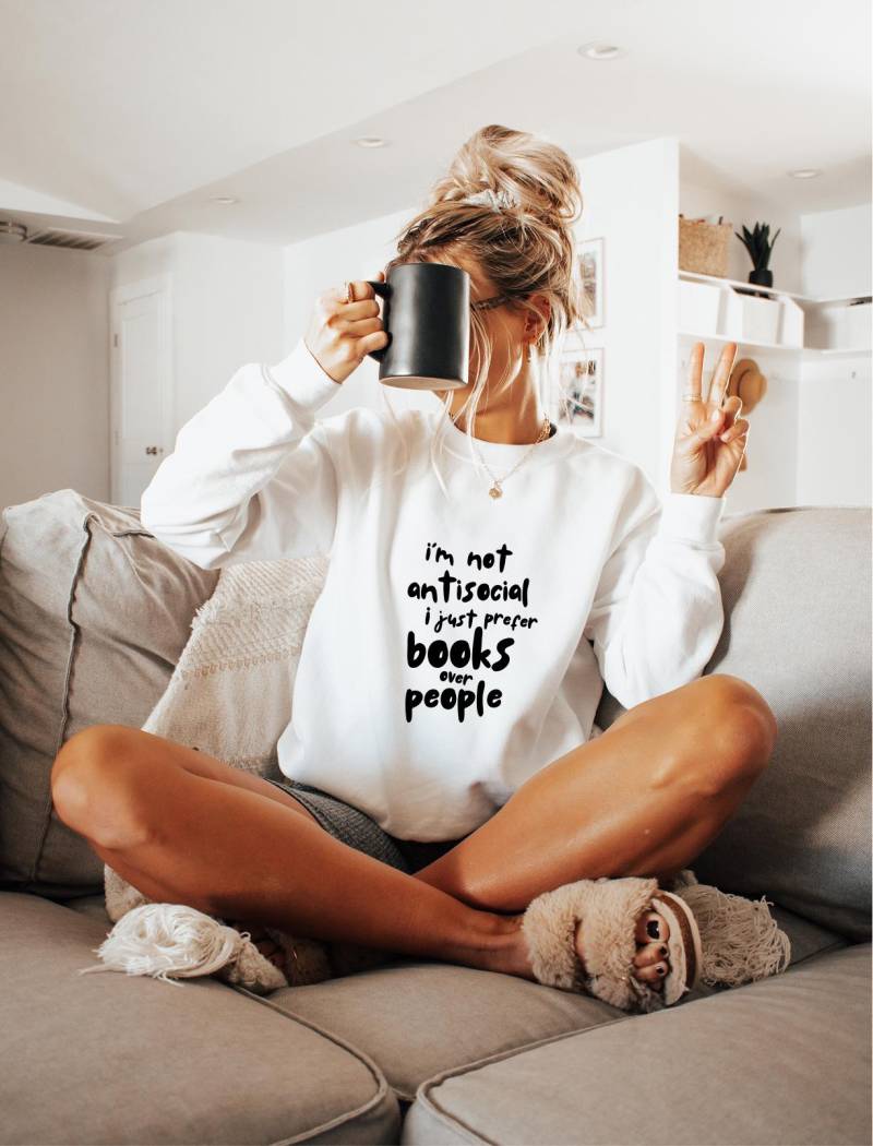 I'm Not Antisocial I Just Prefer Books Sweatshirt, Buchliebhaber Pullover, Geschenk Für Leser, Bücherwurm Hoodie, Reading Vibes Pullover von PassportWanderers