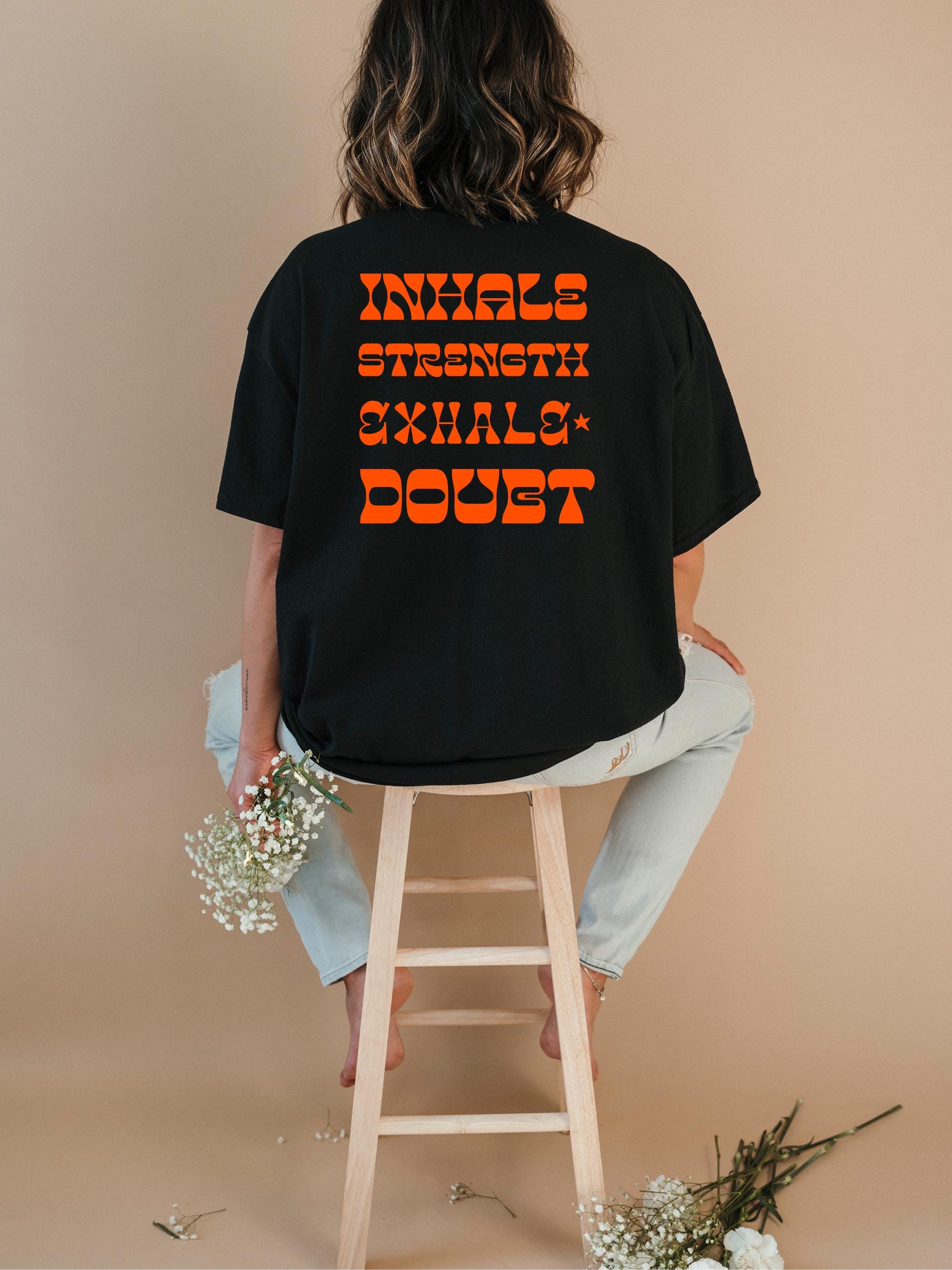 Inhale Strength Exhale Doubt Shirt, Pilates T-Shirt, T-Shirt Damen, Sport Yoga Geschenk, Workout von PassportWanderers