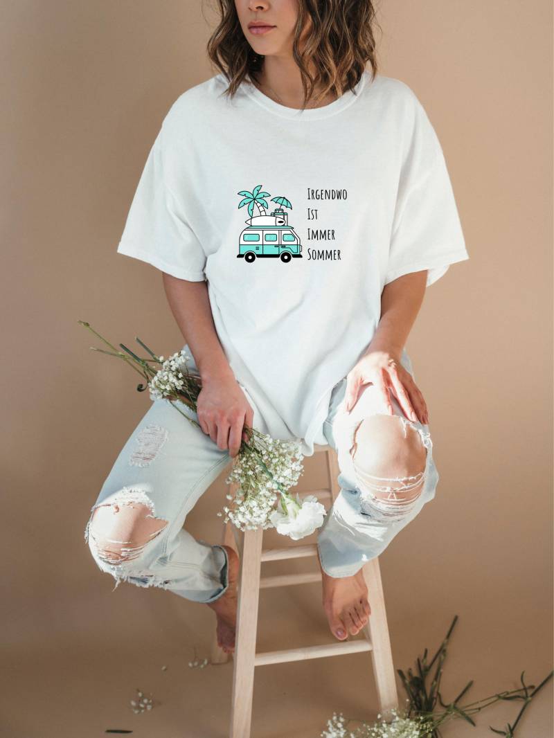 Irgendwo Ist Immer Sommer - Cooles T-Shirt, Perfekt Für Urlaub & Strand, Lustiges Spruch Shirt, Geschenkidee Sonnenfans von PassportWanderers