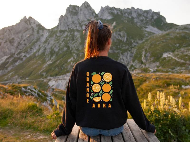 Orange Aura Sweatshirt, Pullover Mit Orange, Citrus Print Pullover, Handgezeichnetes Orangenmotiv von PassportWanderers