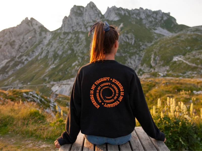 Running Is My Therapy Sweatshirt - Läufer Pullover Geschenk Für Jogger Marathon Hoodie Sport Sweater von PassportWanderers