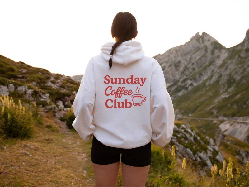 Sunday Coffee Club Hoodie, Cozy Retro Cafe Pullover, Barista Lover Top, Weekend Vibes Graphic Hoodie von PassportWanderers