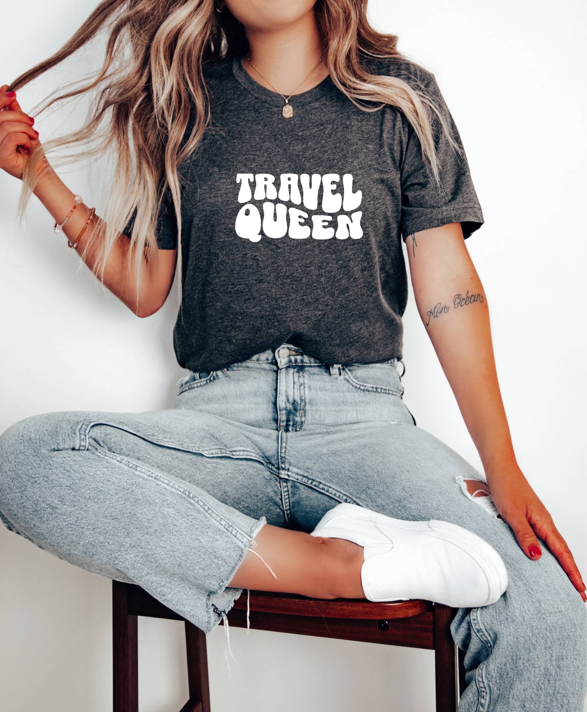 Travel Queen Shirt, Style Women's Top, Gift For Queen, Themed Apparel, Inspirational World Explorer Shirt Travel Queen Shirt, Style Women's Top, Gift For Queen, Themed Apparel, Inspirational World Explorer Shirt von PassportWanderers