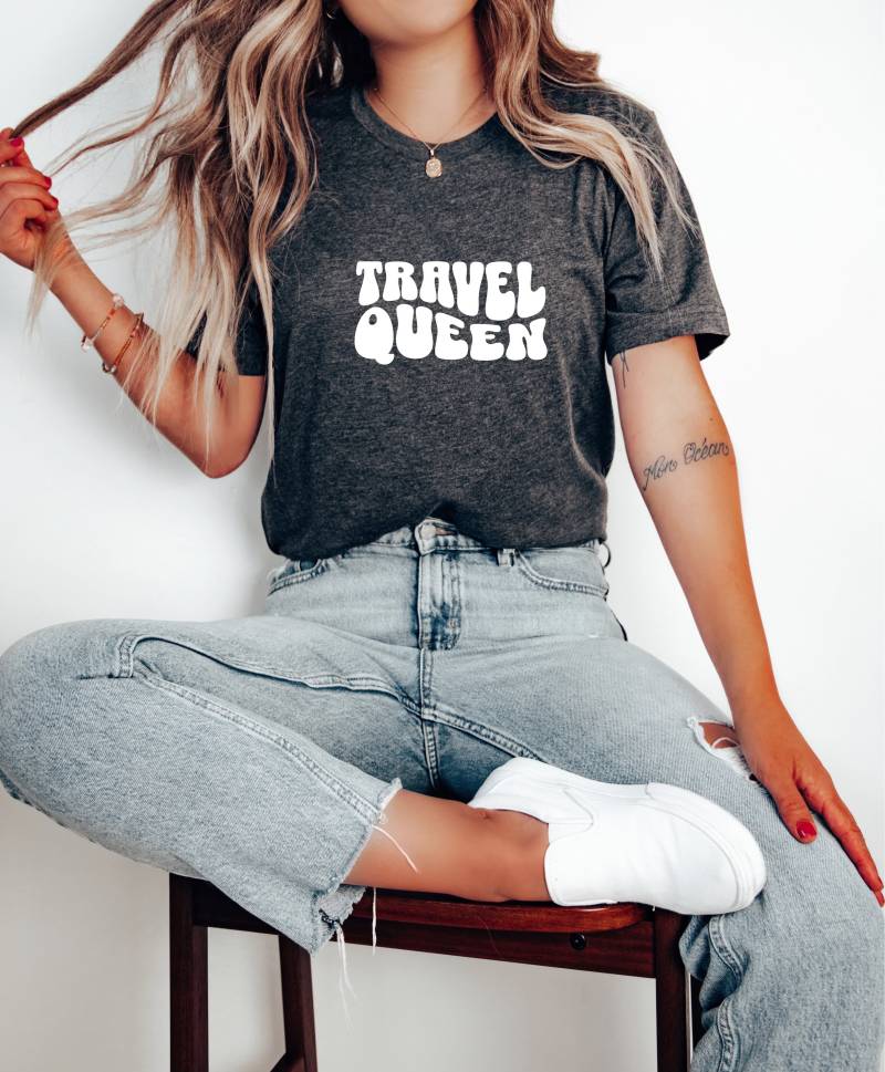 Travel Queen Shirt, Style Women's Top, Gift For Queen, Themed Apparel, Inspirational World Explorer Shirt Travel Queen Shirt, Style Women's Top, Gift For Queen, Themed Apparel, Inspirational World Explorer Shirt von PassportWanderers