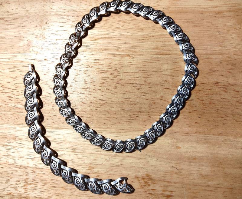 Vintage Kronen Trifari Silberfarbene Kette Und Armband von PastCenturies