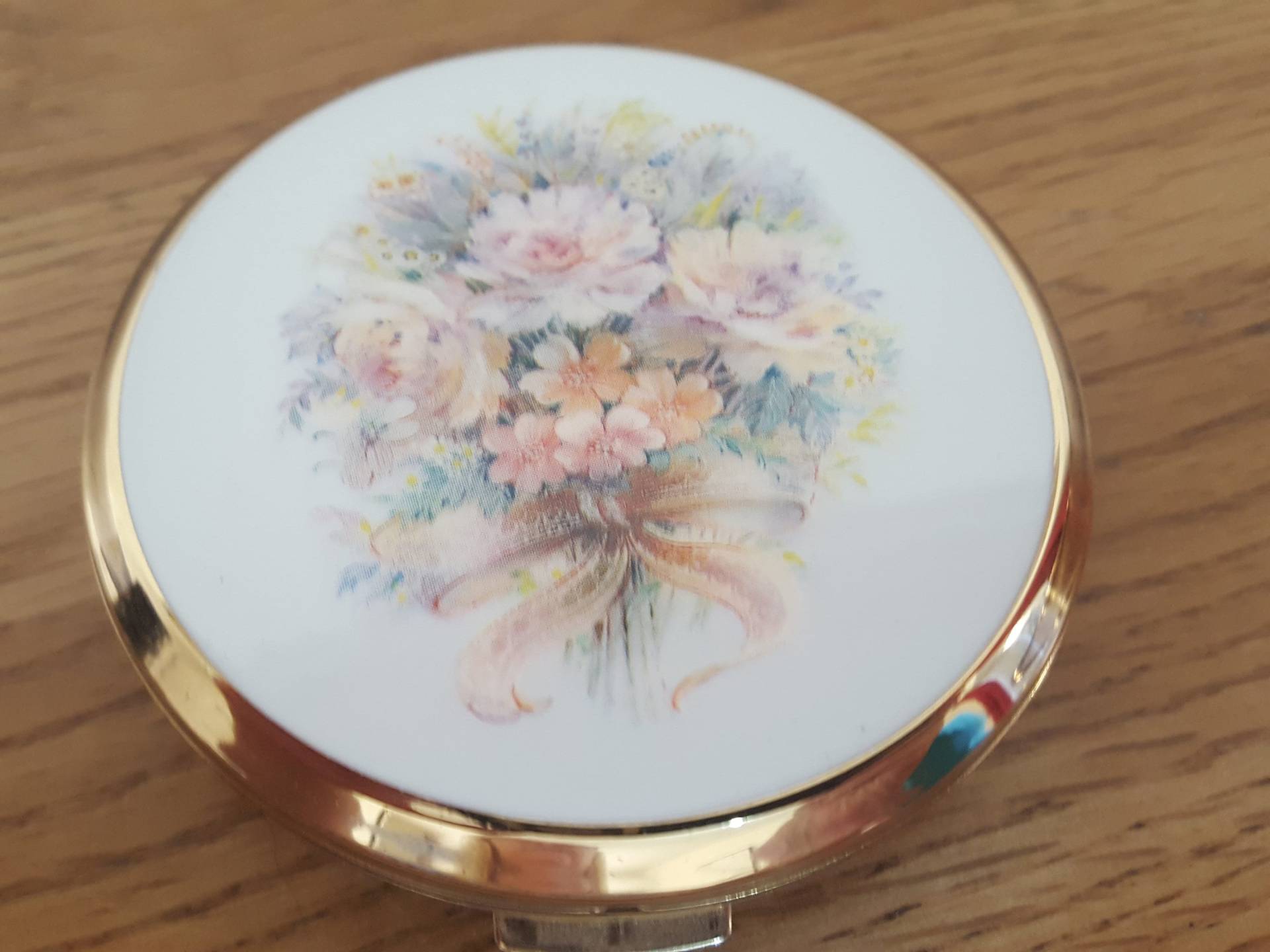 Vintage Stratton Powder Compact, Gesichtspuder, Schminke, Damen Schönheit, Toilettenartikel, Eitelkeit, Blumen von PastNFutureUK