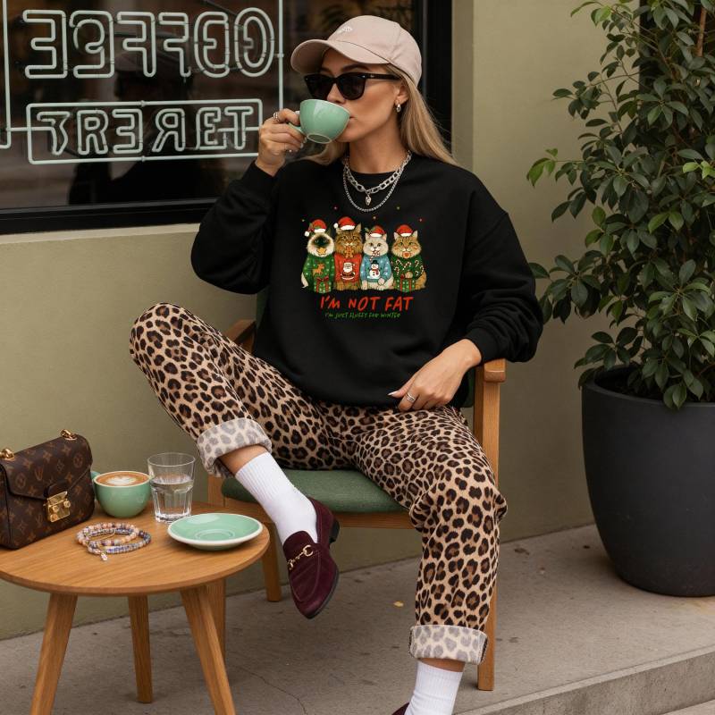 Weihnachtspullover Mit Katzen & Spruch | I'm Not Fat Just Fluffy Xmas Sweatshirt Für Katzenfans Winter Geschenk von PastelLoveDesign