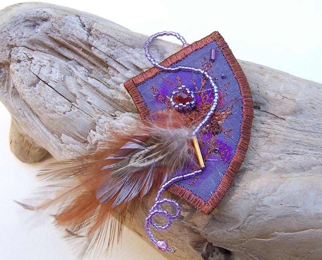 Abstrakte Gebilde Brosche, Halbmondförmige, Aubergine Und Rost von PasticheStudio