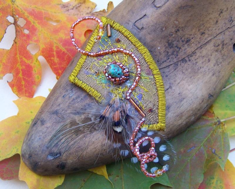 Abstrakte Gebilde Brosche, Halbmondförmige, Gelb W/Feather von PasticheStudio