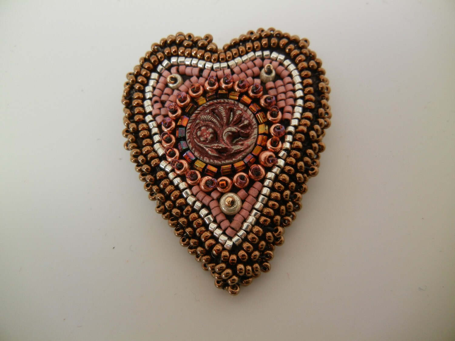 Bronze Und Rosa Perlen Herz Brosche/Anhänger von PasticheStudio