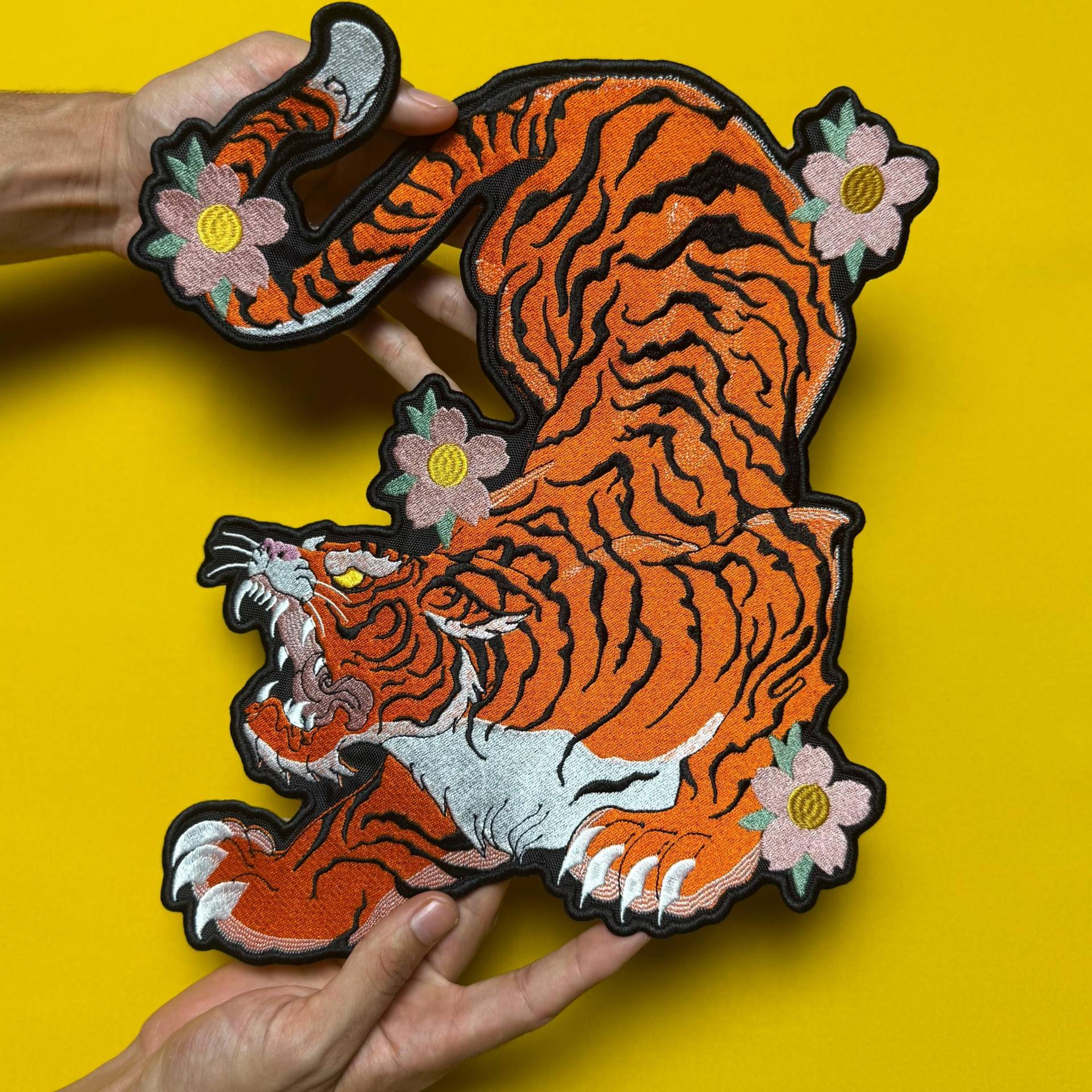 Gestickter Tiger & Roses Rückenaufnäher Aufbügelbare Jackenapplikation von Patch2Maa