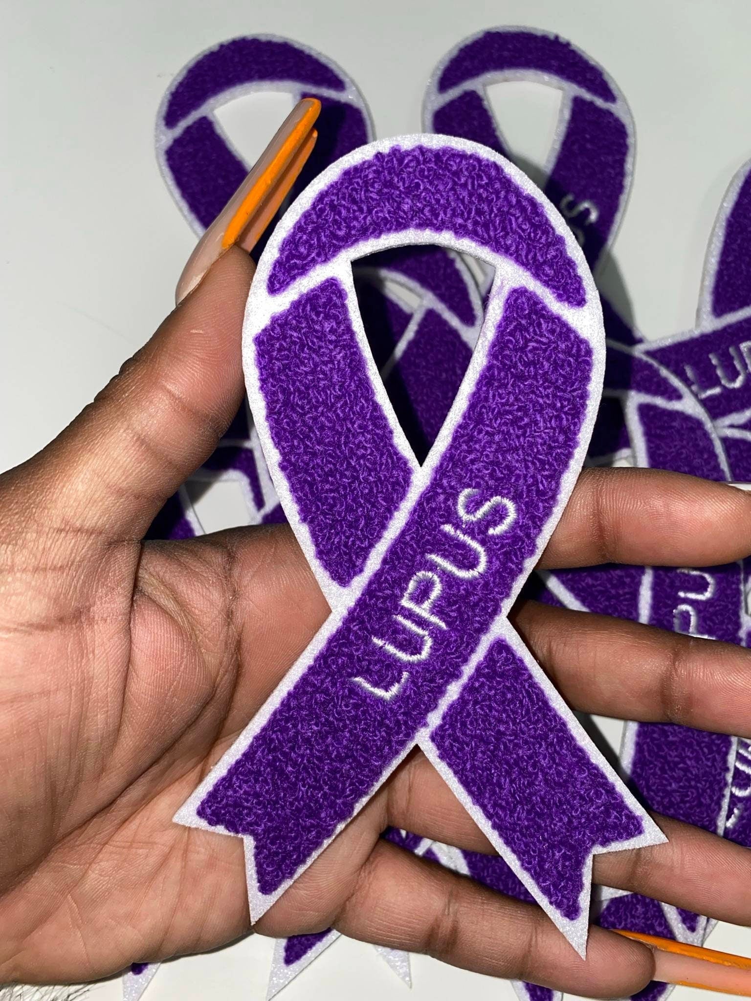 Neu 1-Teiliger, Lupus "Lila Chenille" Awareness Ribbon Aufnäher, 17cm Bügel - Oder Unterstützungsband, Autoimmunkrankheits-Unterstützung von PatchPartyClub