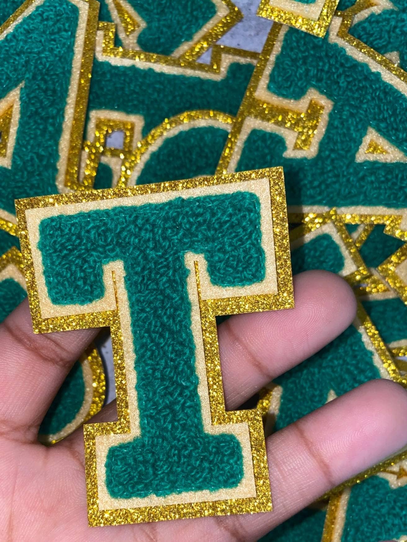 "Neue Ankunft, Grüne Chenille, Gold Glitter, W/Filz, Größe 2, 75 ""Varsity Buchstaben Patch Mit Aufbügler, Chenille Buchstaben, A-Z Buchstabe." von PatchPartyClub