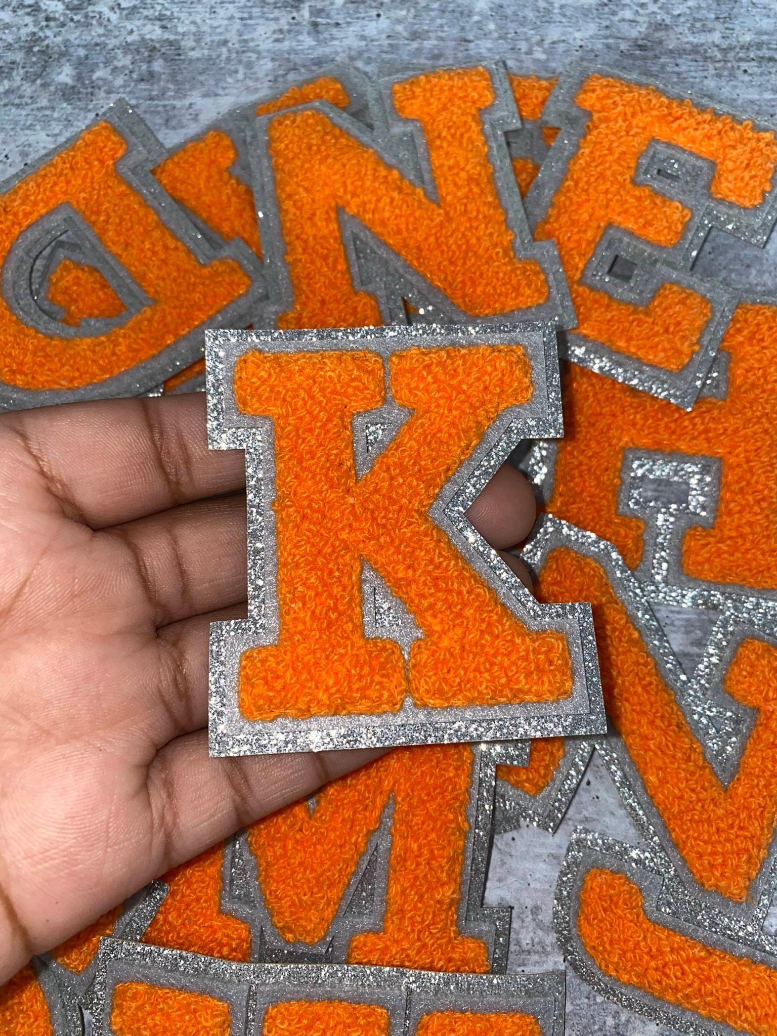 Neue Ankunft, Orange Chenille, Silber Glitter, W/Grauer Filz, Größe 2, 75 "Versity Letter Patch Mit Aufbügeln Auf Der Rückseite, Chenille von PatchPartyClub