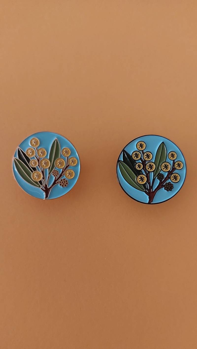 Akazie Blume Emaille Pin von PatchPress