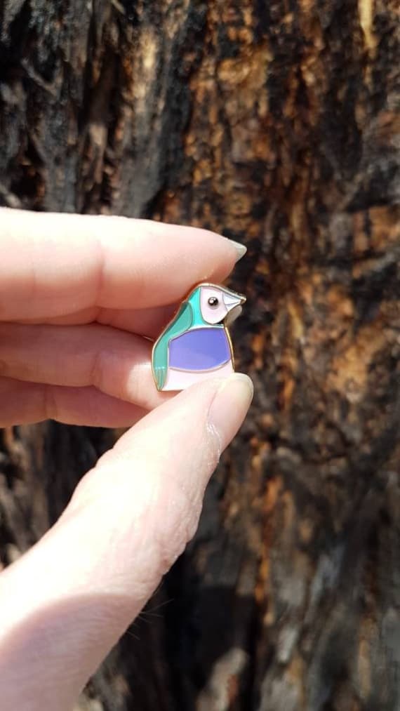 Lady Gouldian Regenbogen Finch Vogel Emaille Pin von PatchPress
