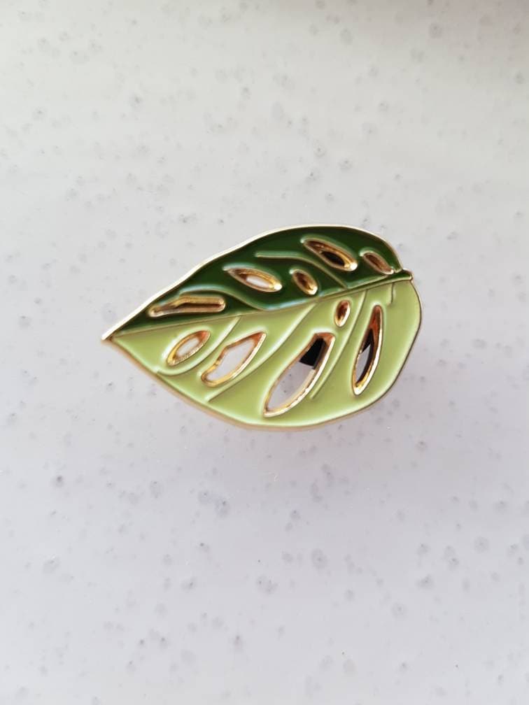 Monstera Adansonii Schweizer Käse Pflanzenblatt Emaille Pin von PatchPress