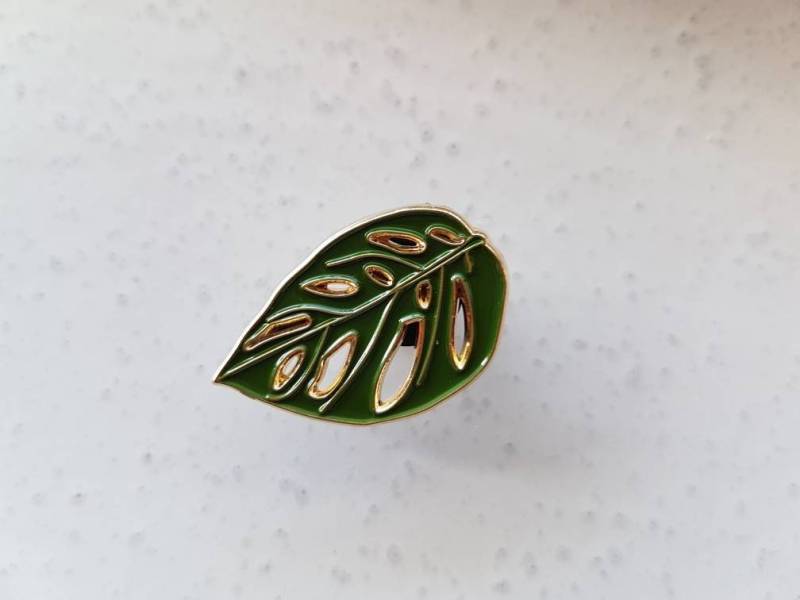Monstera Adansonii Schweizer Käsepflanze Emaille Pin Monstera Adansonii Schweizer Käsepflanze Emaille Pin von PatchPress