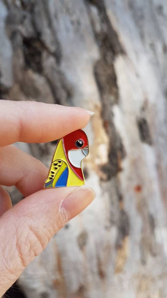 Östliche Rosella Vogel Emaille Anstecknadel von PatchPress