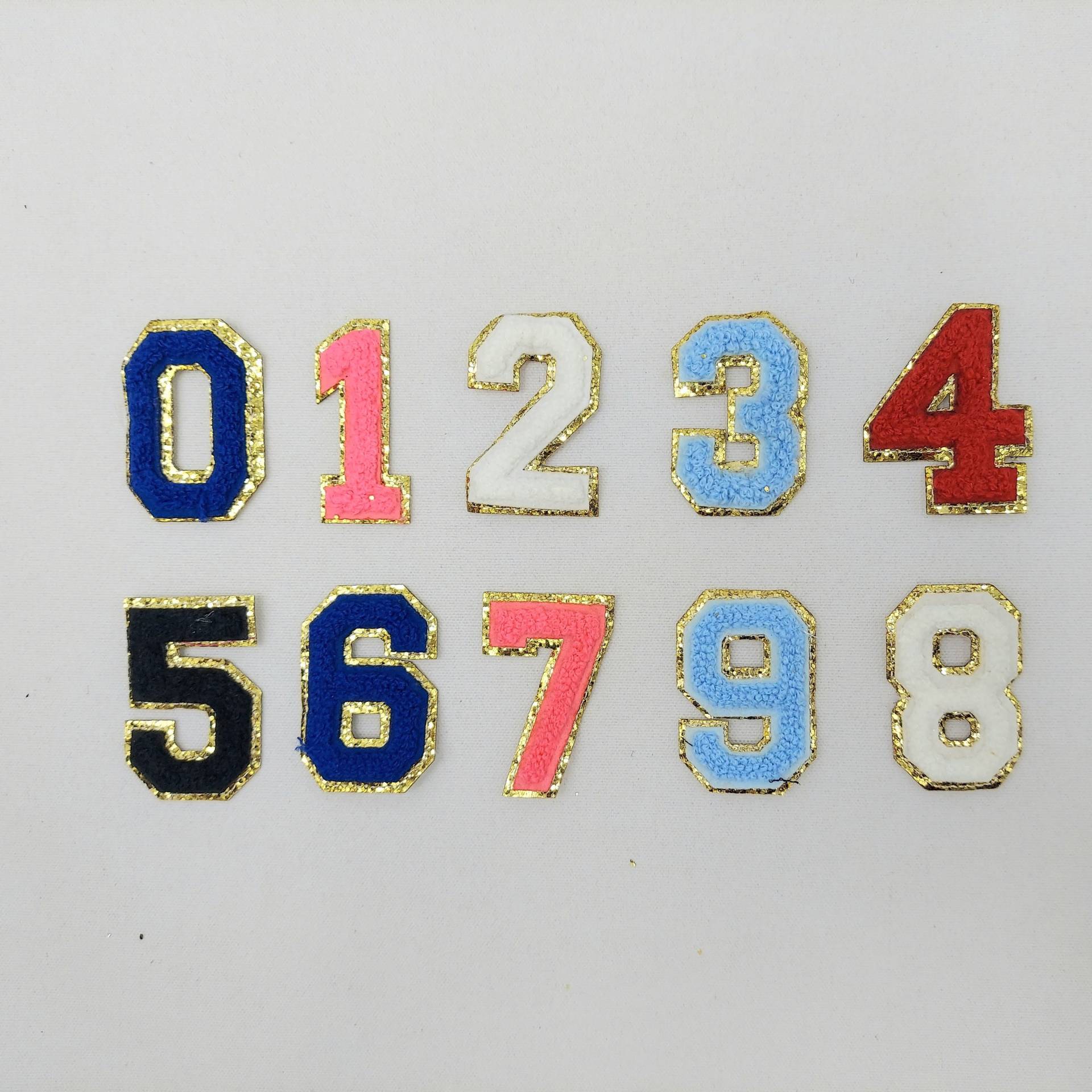 5 cm Chenille Zahl Mit Funkelndem Goldrand Wählen Sie Ihren Buchstaben/Ihre Farbe 5 cm Chenille Zahl Mit Funkelndem Goldrand Wählen Sie Ihren Buchstaben/Ihre Farbe von PatchesandTrims