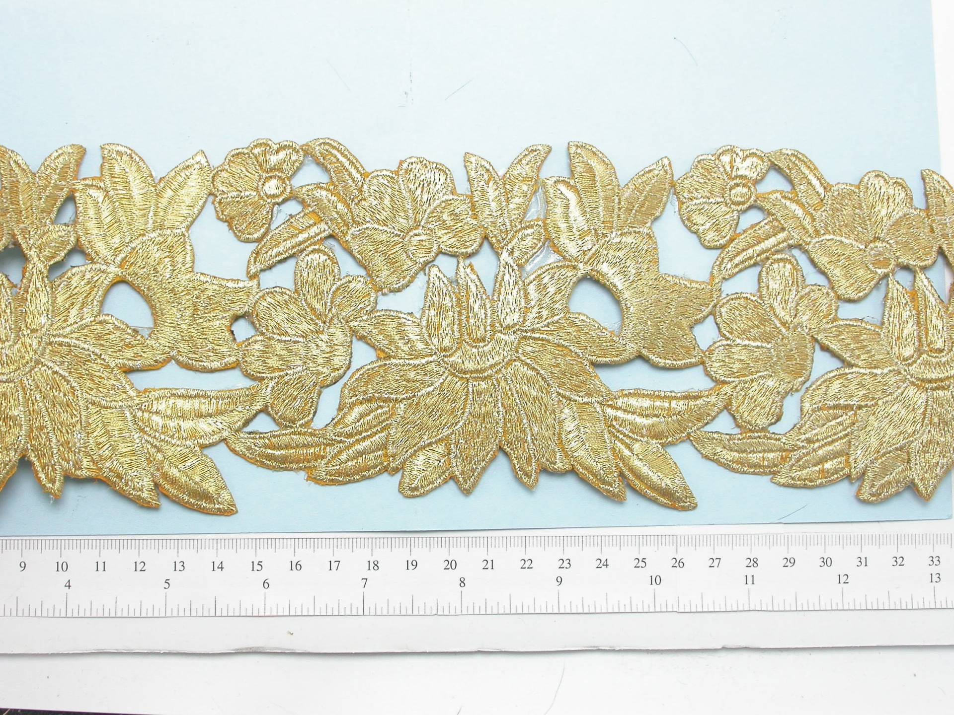 Aufbügelbare, Mit Blumen Gestickte Saree-Grenze | 92 Mm von PatchworkPandaTrims