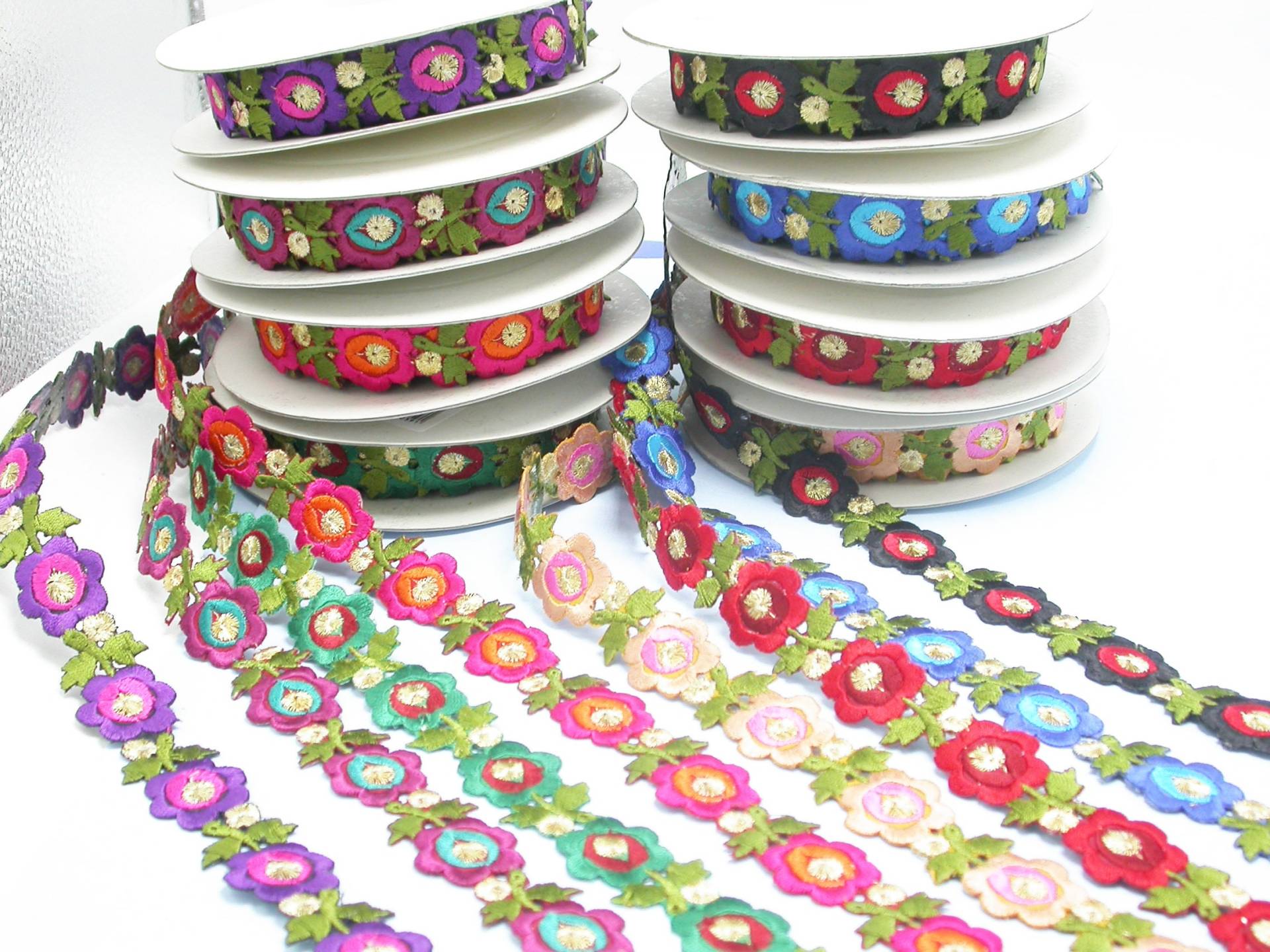 Gestickte Primrose Blumenborte, Bügelborte | 25 Mm von PatchworkPandaTrims