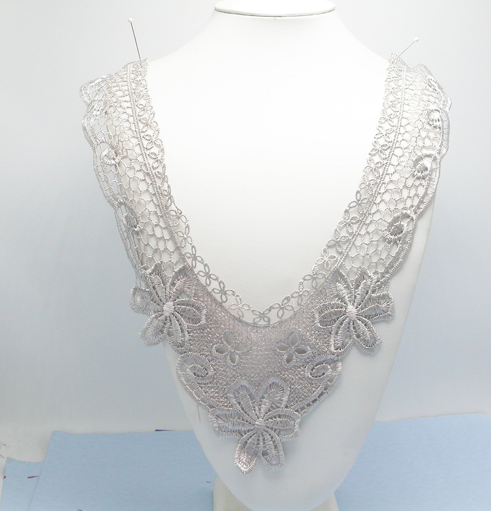 Große Geschaufelte Venise Passe Kragen Applikation - Hellsilber Grau von PatchworkPandaTrims