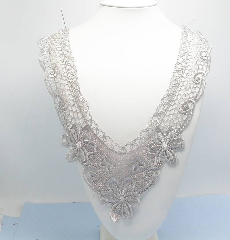 Große Geschaufelte Venise Passe Kragen Applikation - Hellsilber Grau von PatchworkPandaTrims